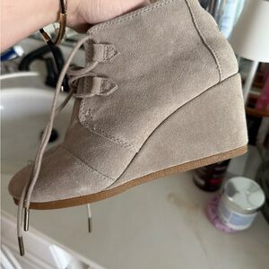 Toms Beige Suede Lace-Up Wedges women’s size 8